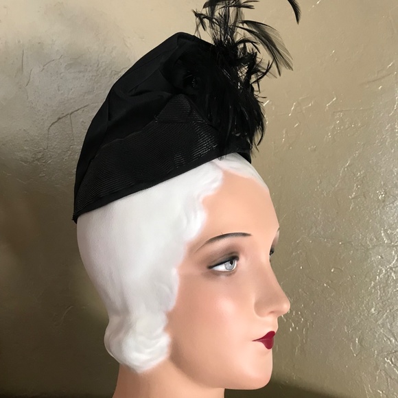 SPLENDID 1930s' BLACK FABRIC & STRAW TOQUE WITH A FEATHER "WHEEL" TRIM